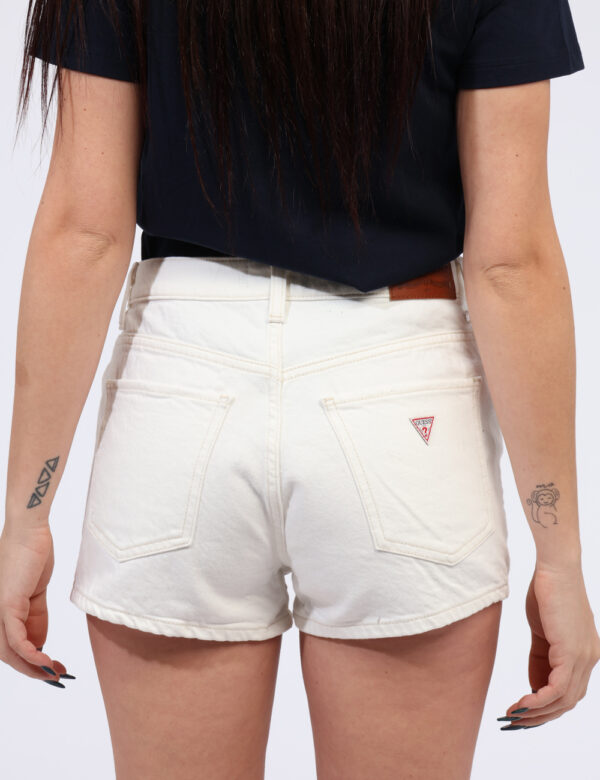 Shorts taglia 27 Guess Bianco - L’articolo appartiene al campionario esclusivo di stagione: pezzo unico.Cod. art. W5GD0YD5M6