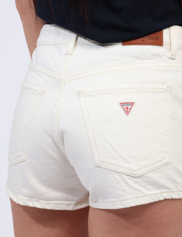 Shorts taglia 27 Guess Bianco - L’articolo appartiene al campionario esclusivo di stagione: pezzo unico.Cod. art. W5GD0YD5M6