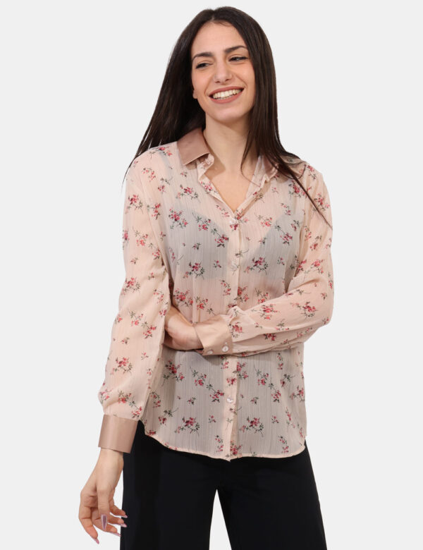 Camicia Materica Beige - Camicia semitrasparente in beige e rosa con stampa floreale. La vestibilità è morbida e pratica gra