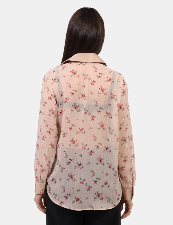 Camicia Materica Beige - Camicia semitrasparente in beige e rosa con stampa floreale. La vestibilità è morbida e pratica gra