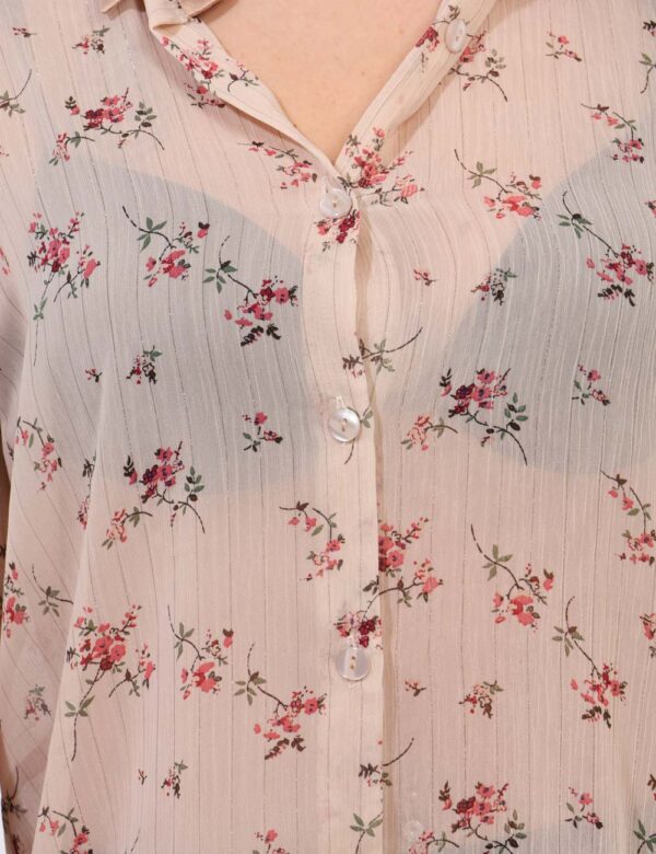 Camicia Materica Beige - Camicia semitrasparente in beige e rosa con stampa floreale. La vestibilità è morbida e pratica gra