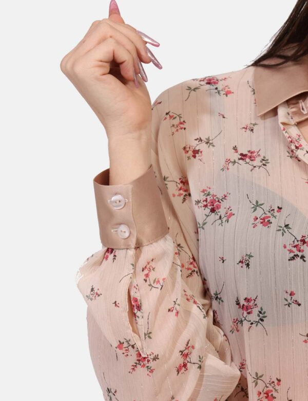 Camicia Materica Beige - Camicia semitrasparente in beige e rosa con stampa floreale. La vestibilità è morbida e pratica gra