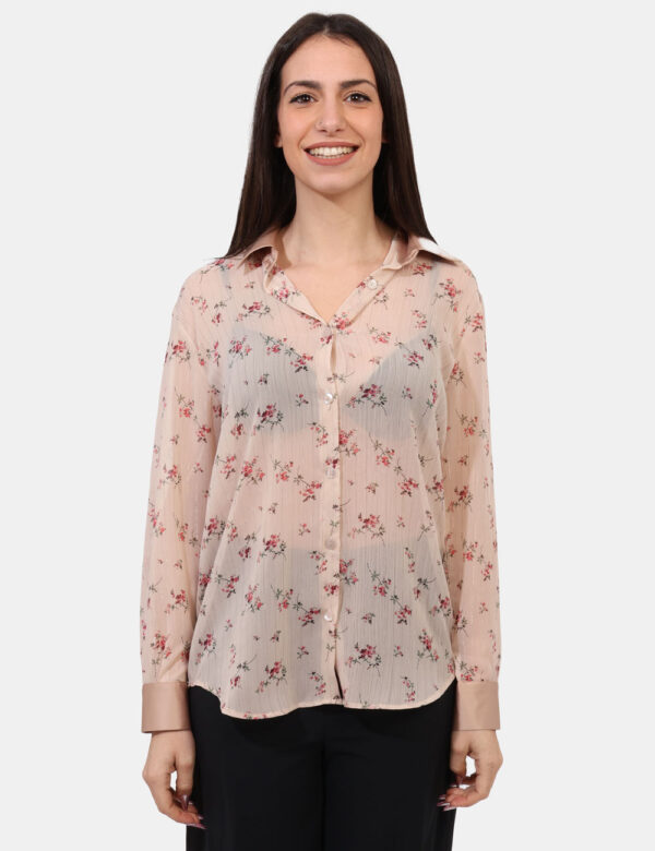 Camicia Materica Beige - Camicia semitrasparente in beige e rosa con stampa floreale. La vestibilità è morbida e pratica gra