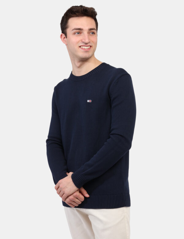 Maglione Tommy Hilfiger Blu - Maglione classico in cotone ed in total blu navy, con piccolo logo brand ricamato. La vestibil