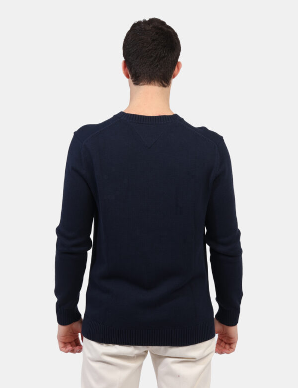 Maglione Tommy Hilfiger Blu - Maglione classico in cotone ed in total blu navy, con piccolo logo brand ricamato. La vestibil