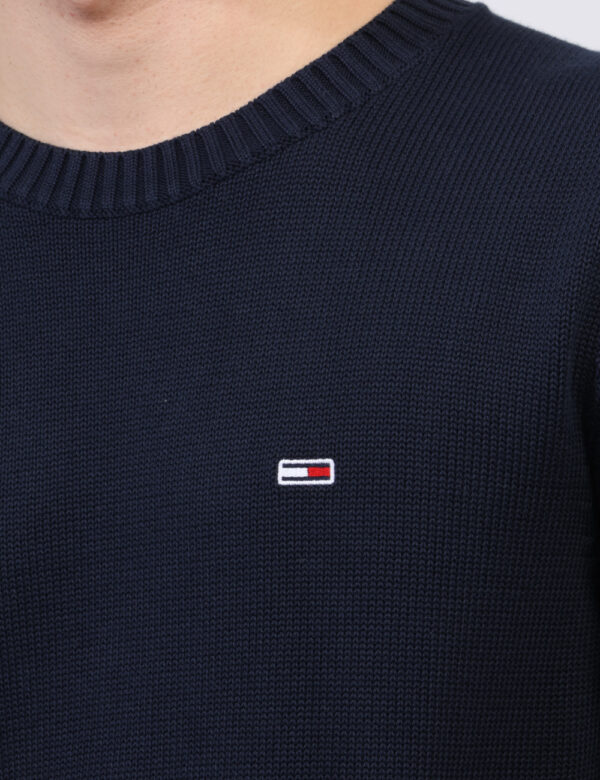 Maglione Tommy Hilfiger Blu - Maglione classico in cotone ed in total blu navy, con piccolo logo brand ricamato. La vestibil