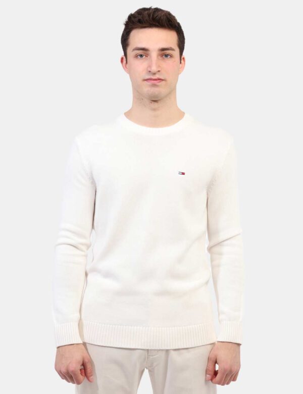 Maglione Tommy Hilfiger Bianco - Maglione classico in cotone ed in total bianco, con piccolo logo brand ricamato. La vestibi