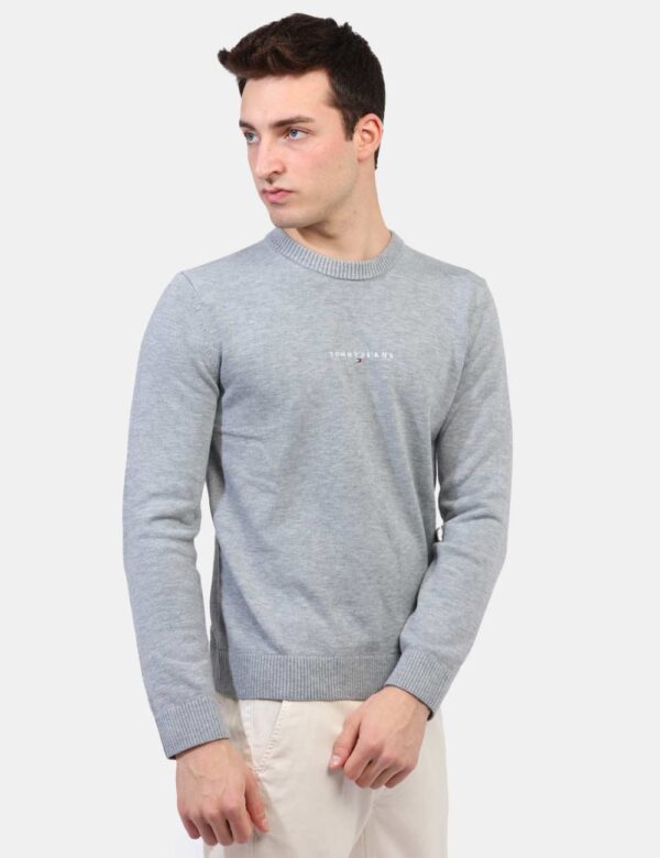 Maglione Tommy Hilfiger Grigio - Maglione classico in misto lana ed in total grigio, con piccolo ricamo in tinta logo brand.