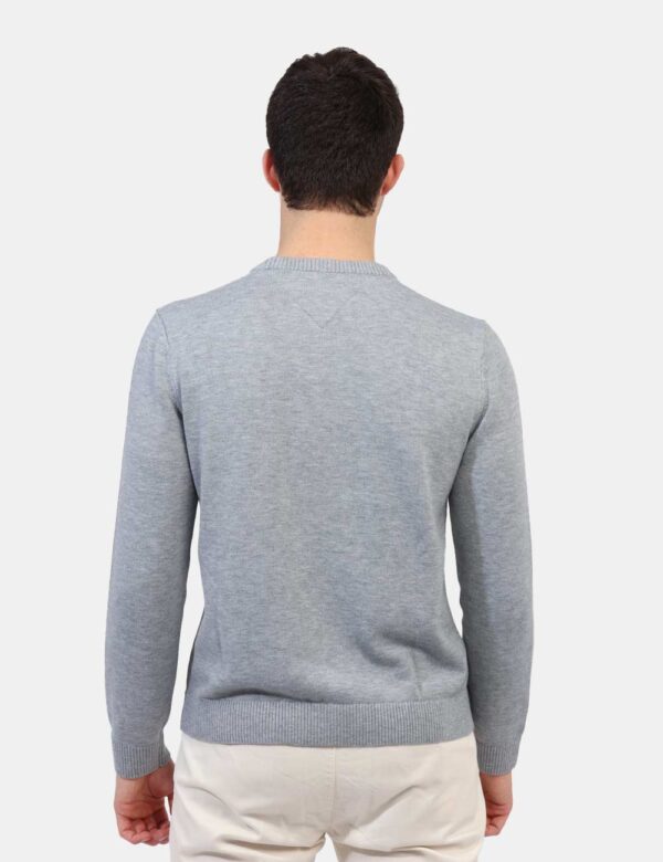 Maglione Tommy Hilfiger Grigio - Maglione classico in misto lana ed in total grigio, con piccolo ricamo in tinta logo brand.