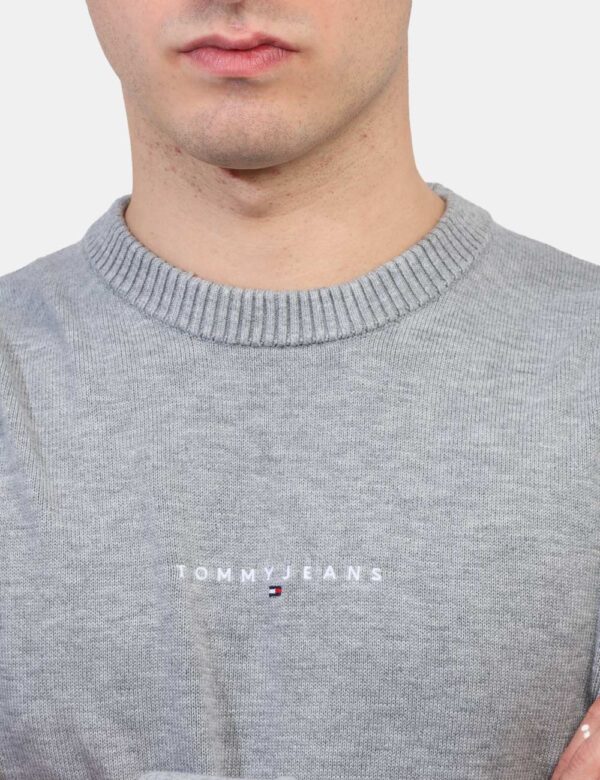 Maglione Tommy Hilfiger Grigio - Maglione classico in misto lana ed in total grigio, con piccolo ricamo in tinta logo brand.