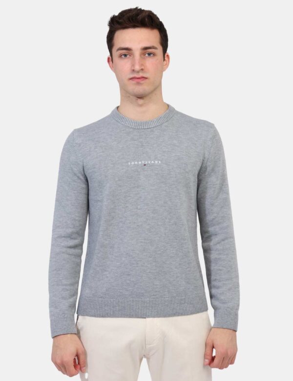 Maglione Tommy Hilfiger Grigio - Maglione classico in misto lana ed in total grigio, con piccolo ricamo in tinta logo brand.