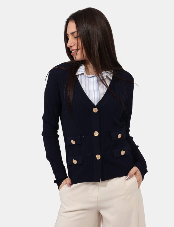 Cardigan Rue De Clerie Blu - Cardigan in total blu navy su trama lavorata. La vestibilità è morbida e pratica grazie a botto