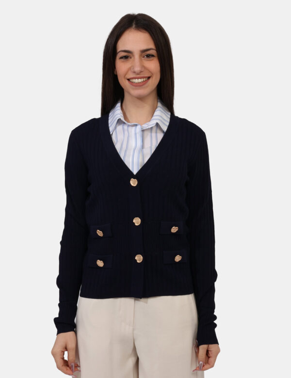 Cardigan Rue De Clerie Blu - Cardigan in total blu navy su trama lavorata. La vestibilità è morbida e pratica grazie a botto