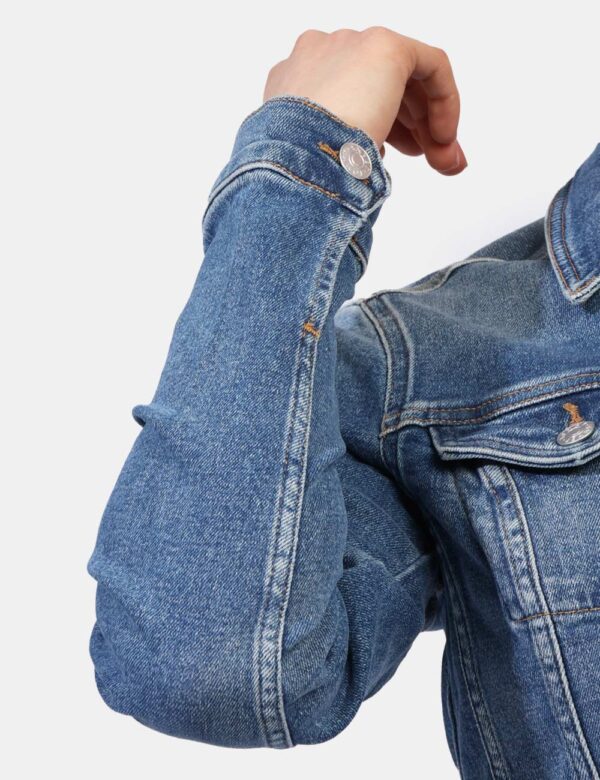 Giubbino Tommy Hilfiger Jeans - Giubbino in total blu denim con doppio taschino a toppa. La vestibilità è morbida e pratica