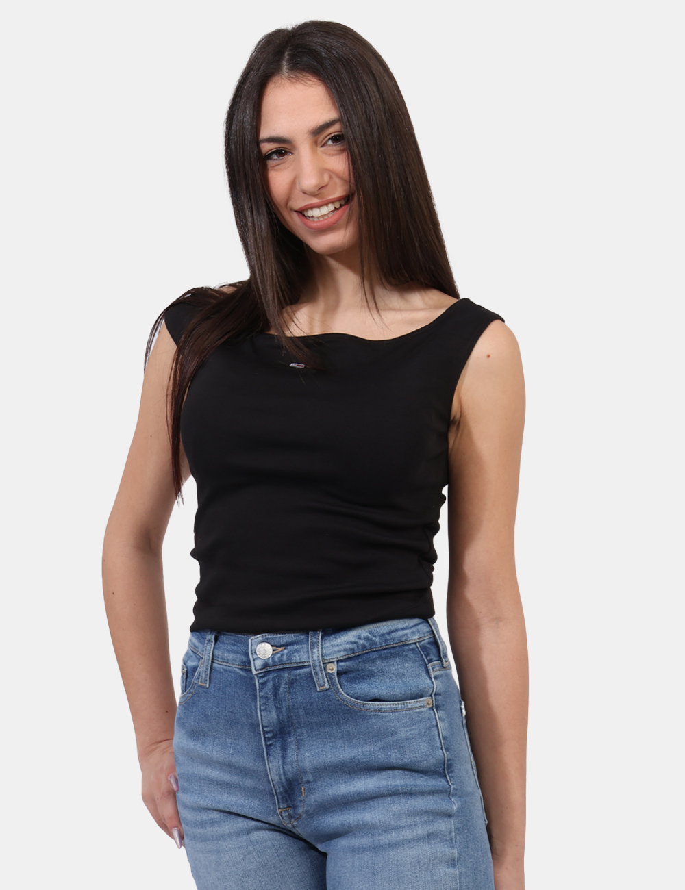 Top Tommy Hilfiger Nero - Top corto a spallina larga in total nero. La vestibilità è morbida e regolare. Il top è adatto per