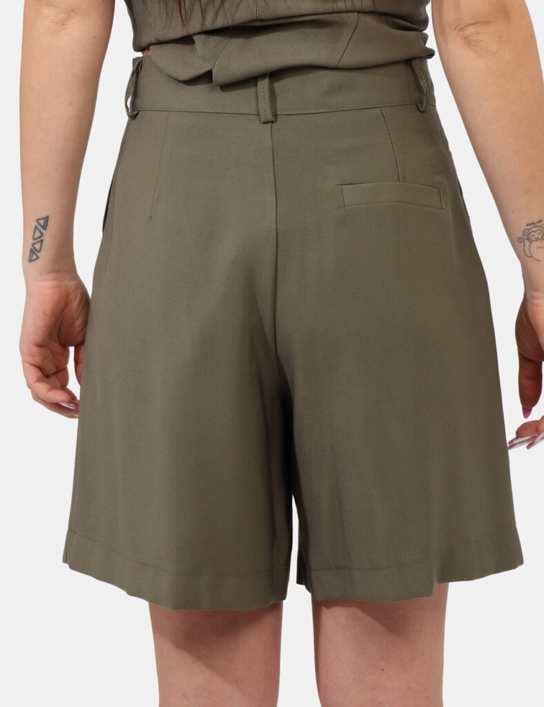 Shorts Rue De Clerie Verde - Shorts in total verde militare con tasche a taglio trasversale. La vestibilità è morbida e prat