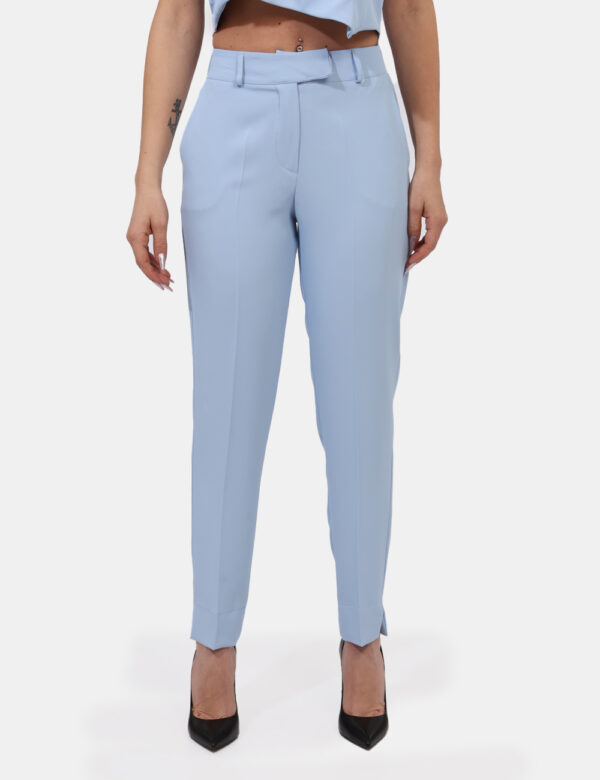 Pantaloni Rue De Clerie Azzurro - Pantaloni larghi, eleganti in total azzurro pastello. La vestibilità è morbida e pratica g