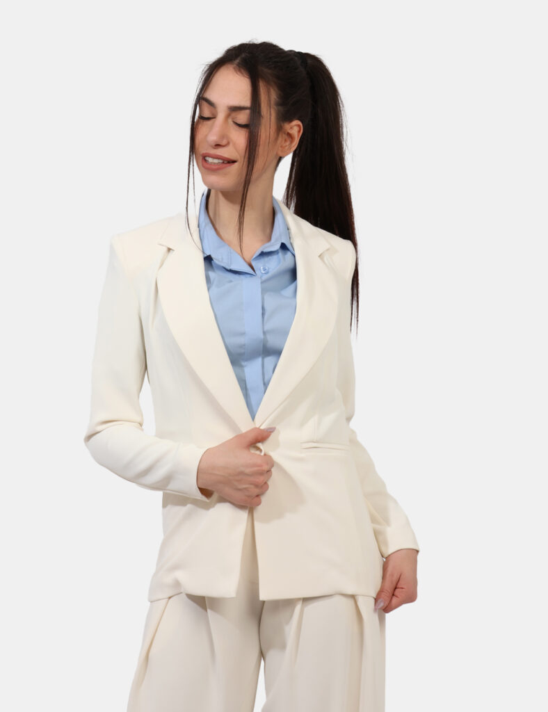 Blazer Rue De Clerie Panna - Blazer in total bianco panna, con fake tasche a taglio. La vestibilità è morbida e pratica graz