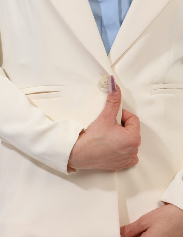 Blazer Rue De Clerie Panna - Blazer in total bianco panna, con fake tasche a taglio. La vestibilità è morbida e pratica graz