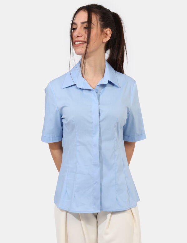 Camicia Rue De Clerie Azzurro - Camicia classica a maniche corte in total azzurro pastello. La vestibilità è morbida e prati