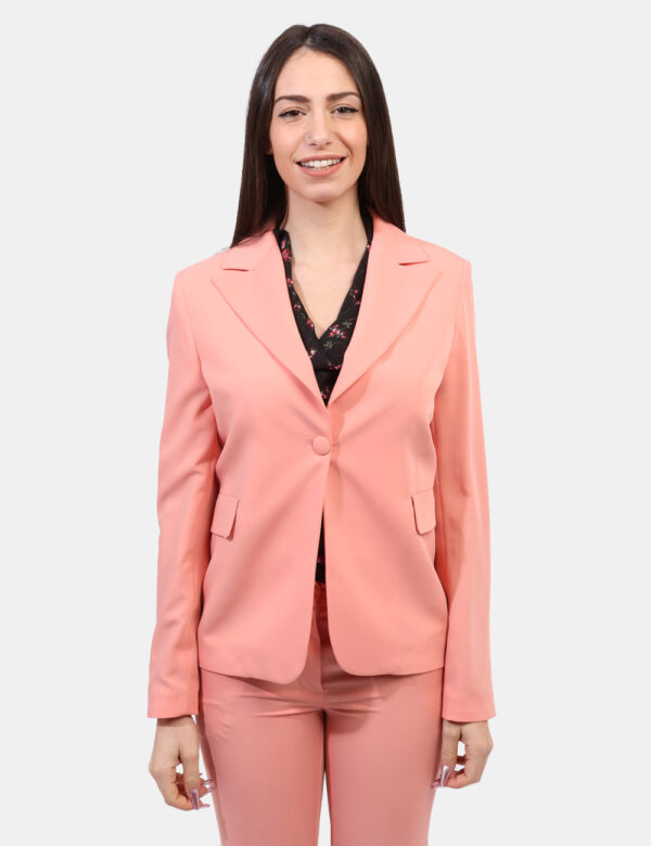 Blazer Materica Rosa - Blazer classico in total rosa albicocca con fake tasche a taglio. La vestibilità è morbida e pratica