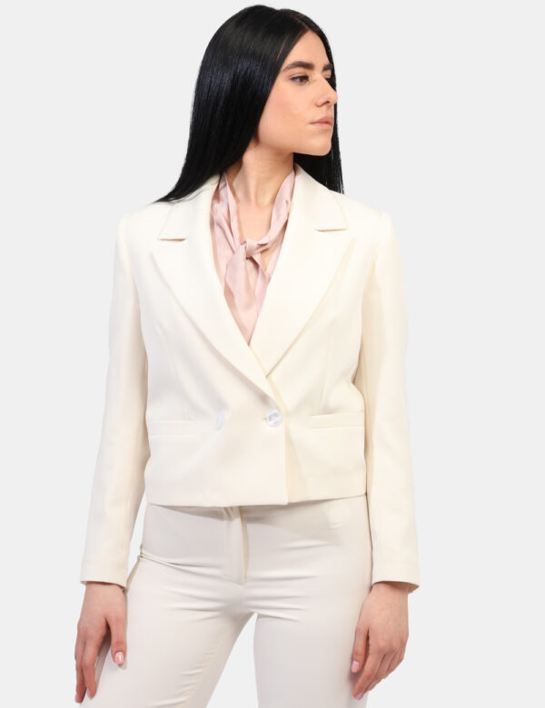 Blazer Materica Bianco - Blazer elegante in total bianco burro. La vestibilità è morbida e pratica grazie a bottoni ad asola