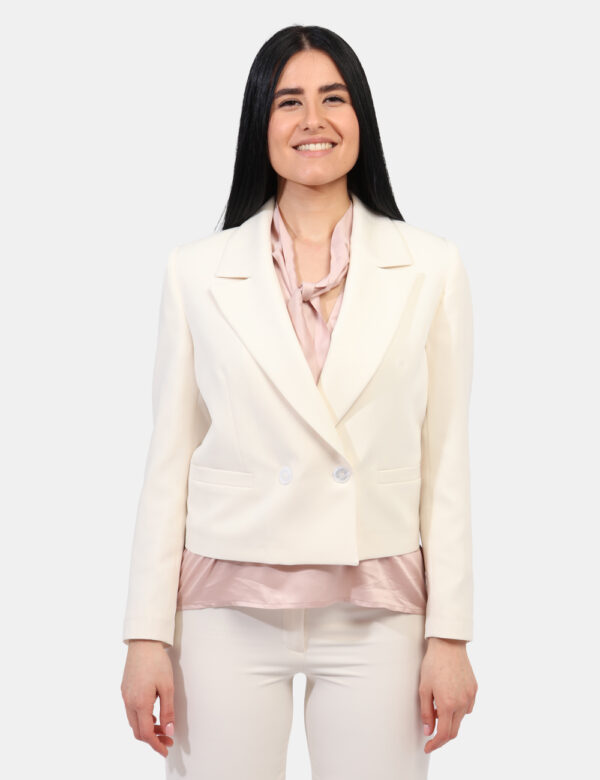 Blazer Materica Bianco - Blazer elegante in total bianco burro. La vestibilità è morbida e pratica grazie a bottoni ad asola