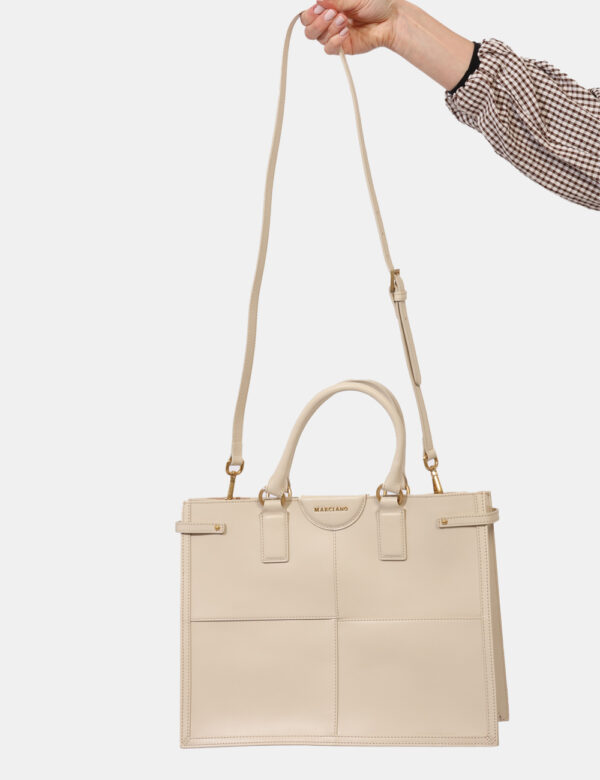 Borsa Guess Beige - Borsa a tracolla rigida, di grandi dimensioni, ed in total beige. L'interno è ampio e capiente con ulter