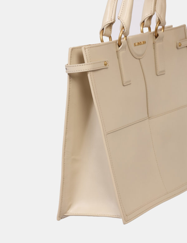 Borsa Guess Beige - Borsa a tracolla rigida, di grandi dimensioni, ed in total beige. L'interno è ampio e capiente con ulter