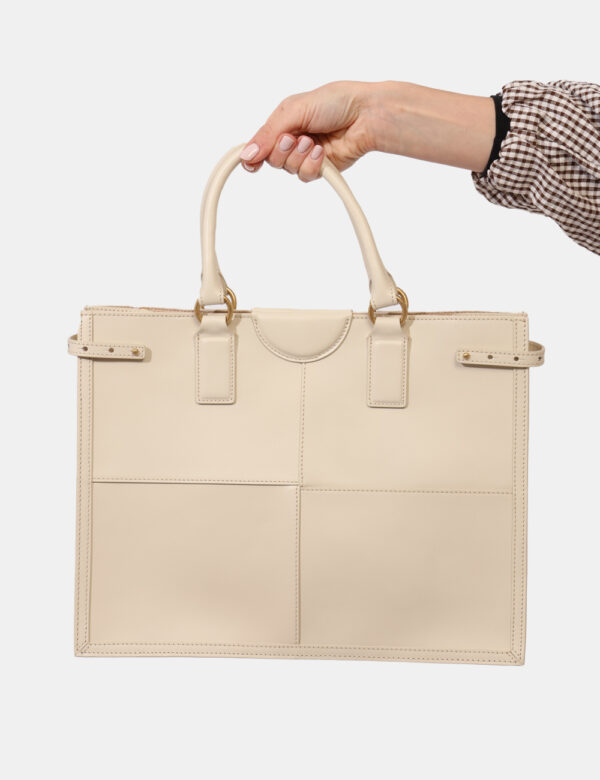 Borsa Guess Beige - Borsa a tracolla rigida, di grandi dimensioni, ed in total beige. L'interno è ampio e capiente con ulter