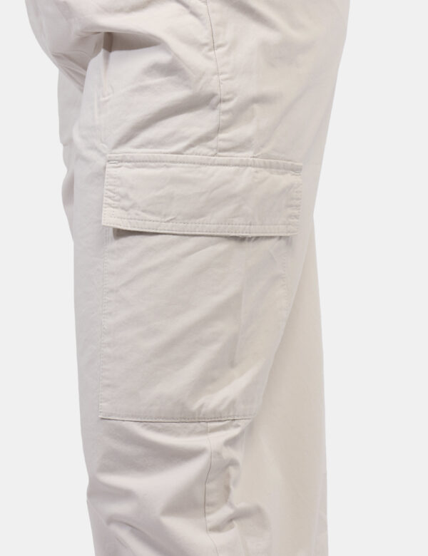 Pantaloni Calvin Klein Beige - Pantaloni cargo, leggeri ed in total beige. Presenti tasche a taglio trasversale e tasche a t