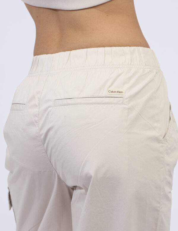 Pantaloni Calvin Klein Beige - Pantaloni cargo, leggeri ed in total beige. Presenti tasche a taglio trasversale e tasche a t