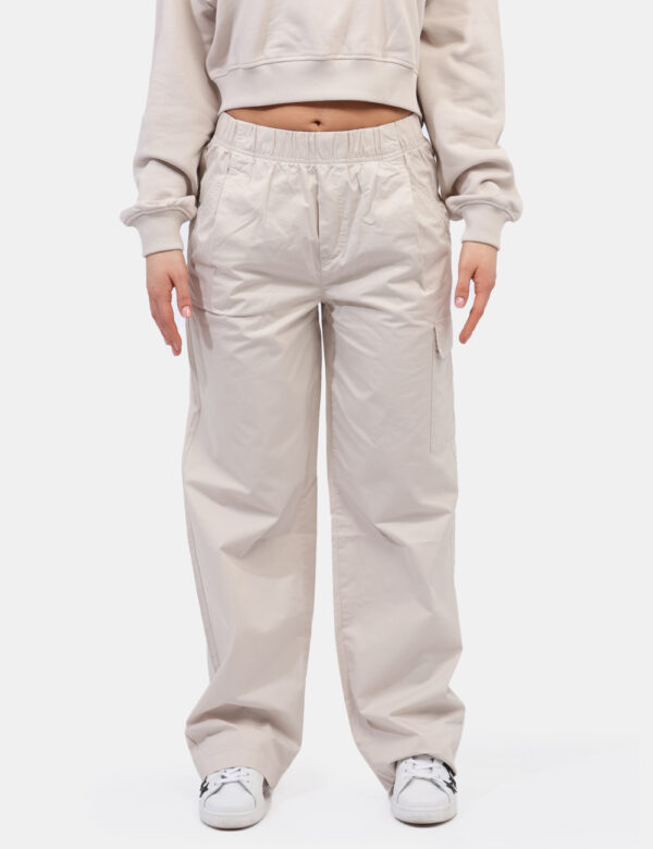 Pantaloni Calvin Klein Beige - Pantaloni cargo, leggeri ed in total beige. Presenti tasche a taglio trasversale e tasche a t