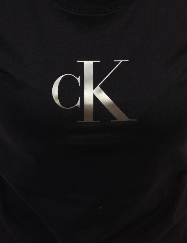 T-shirt Calvin Klein Nero - T-shirt classica in total nero con stampa logo brand oro opaco. La vestibilità è morbida e regol