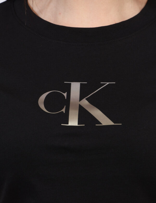 T-shirt Calvin Klein Nero - T-shirt classica in total nero con stampa logo brand oro opaco. La vestibilità è morbida e regol