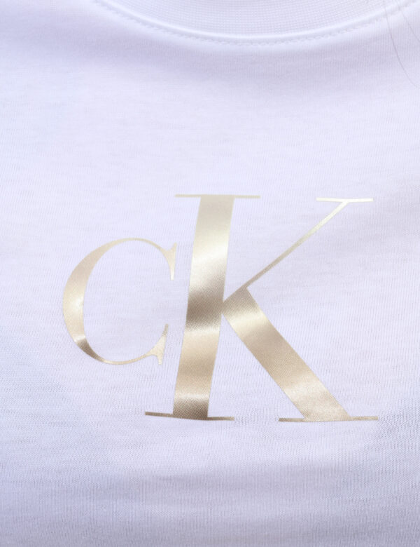 T-shirt Calvin Klein Panna - T-shirt classica in total bianco panna con stampa logo brand oro opaco. La vestibilità è morbid