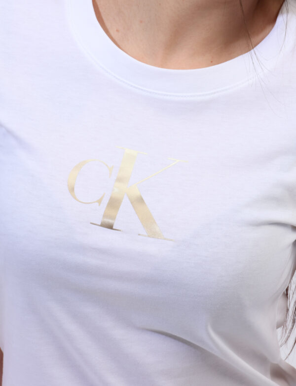 T-shirt Calvin Klein Panna - T-shirt classica in total bianco panna con stampa logo brand oro opaco. La vestibilità è morbid