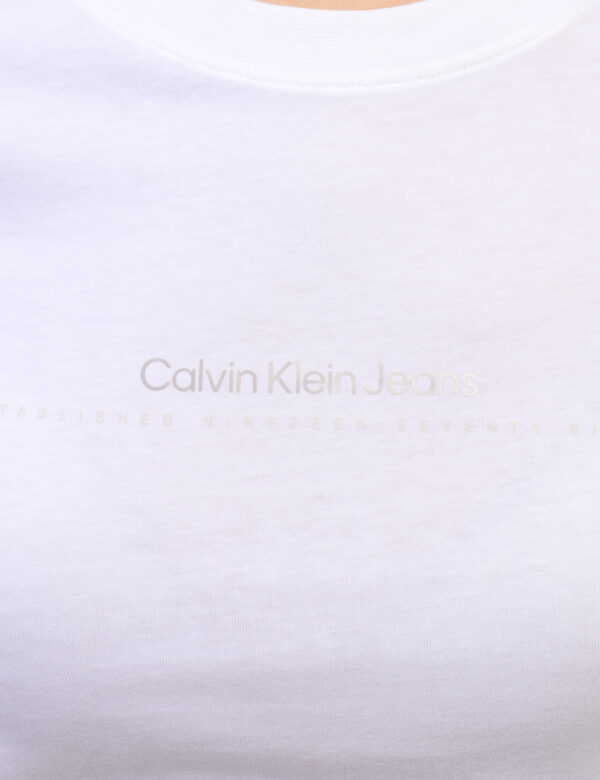 T-shirt Calvin Klein Bianco - T-shirt classica in total bianco con stampa logo brand in tinta coordinata. La vestibilità è m