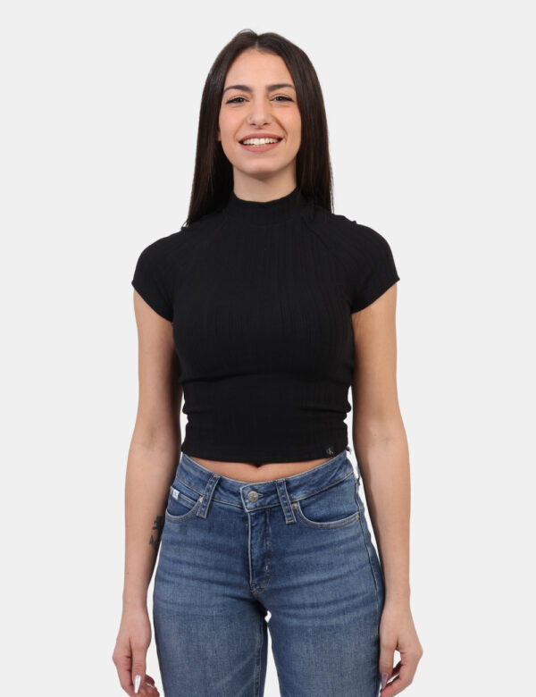 Top Calvin Klein Nero - Top corto in total nero con maniche raglan e tessuto a costina. La vestibilità è morbida e regolabil