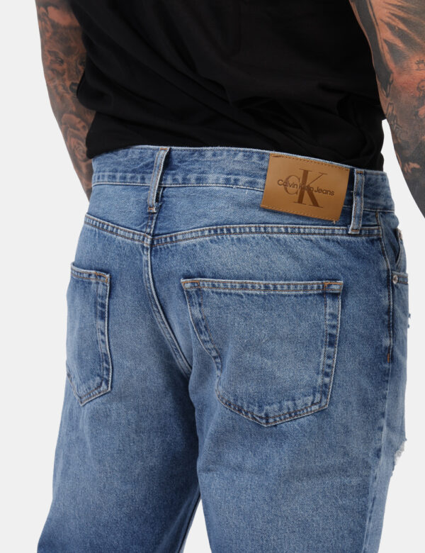 Jeans Calvin Klein Jeans - Jeans classico in total blu denim slavato con effetto distressed. Presenti tasche sagomate e tasc