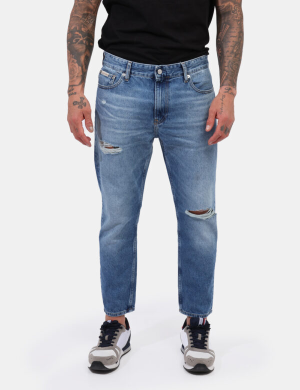 Jeans Calvin Klein Jeans - Jeans classico in total blu denim slavato con effetto distressed. Presenti tasche sagomate e tasc