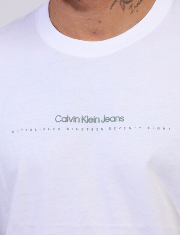 T-shirt Calvin Klein Bianco - T-shirt classica in total bianco con stampa logo brand grigia. La vestibilità è morbida e rego