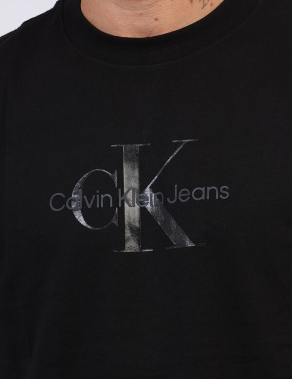 T-shirt Calvin Klein Nero - T-shirt classica in total nero con stampa logo brand in tono su tono. La vestibilità è morbida e