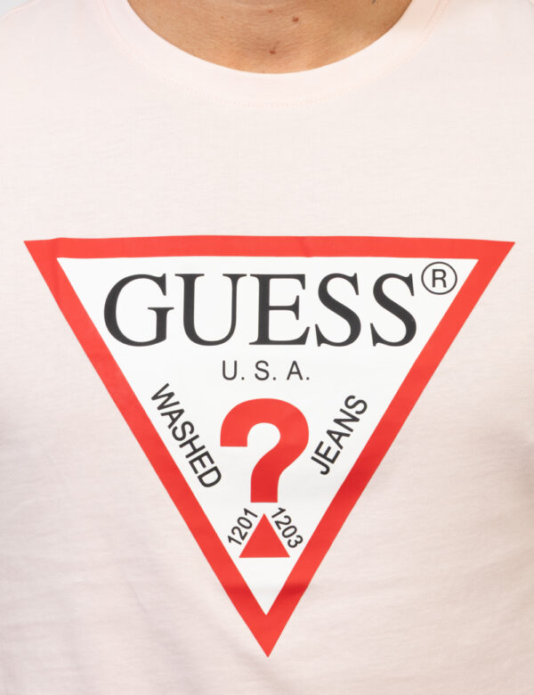 T-shirt Guess Rosa - T-shirt classica in total rosa chiaro con stampa logo brand in bianco e rosso. La vestibilità è morbida