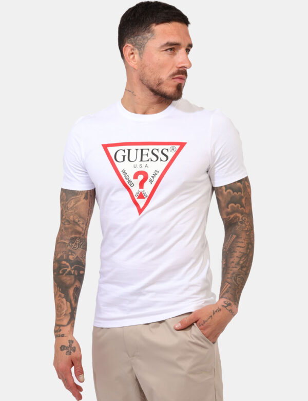 T-shirt Guess Bianco - T-shirt classica in total bianco con stampa logo brand in bianco e rosso. La vestibilità è morbida e