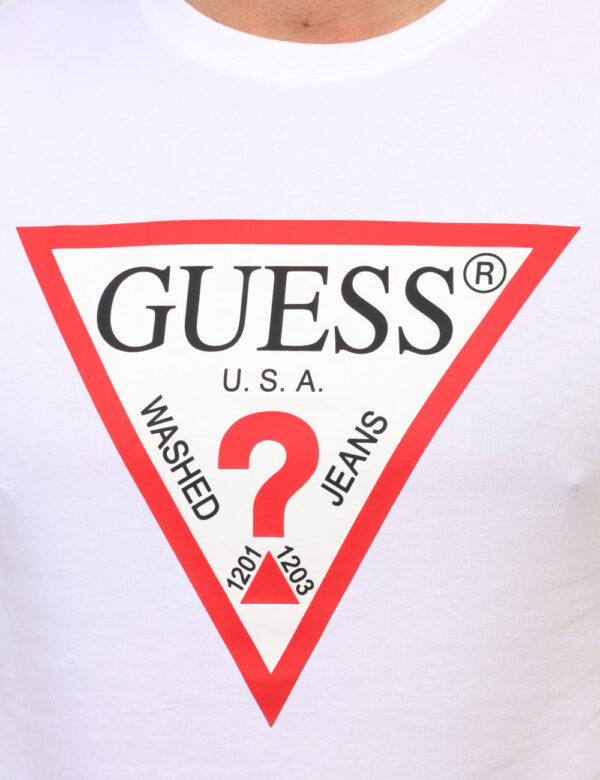 T-shirt Guess Bianco - T-shirt classica in total bianco con stampa logo brand in bianco e rosso. La vestibilità è morbida e