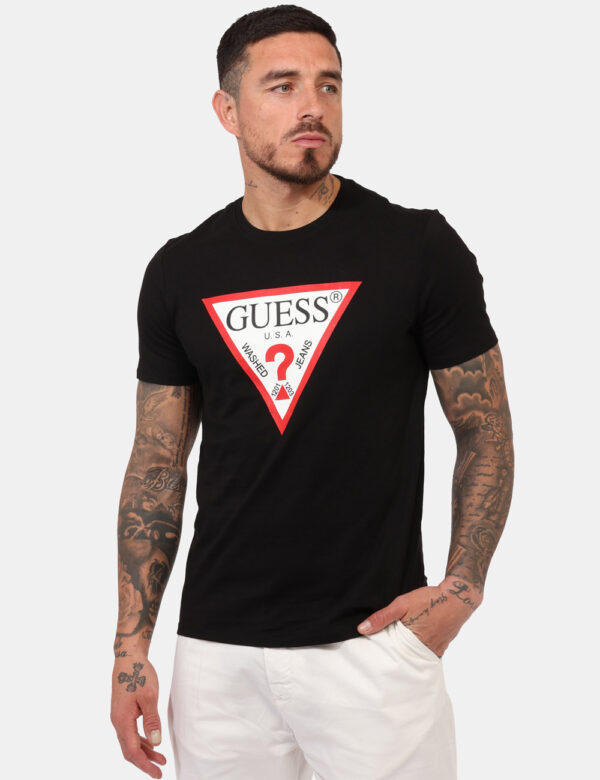 T-shirt Guess Nero - T-shirt classica in total nero con stampa logo brand in bianco e rosso. La vestibilità è morbida e rego