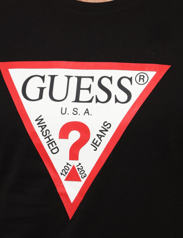 T-shirt Guess Nero - T-shirt classica in total nero con stampa logo brand in bianco e rosso. La vestibilità è morbida e rego