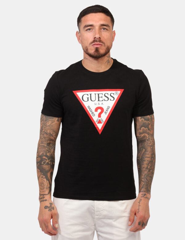 T-shirt Guess Nero - T-shirt classica in total nero con stampa logo brand in bianco e rosso. La vestibilità è morbida e rego