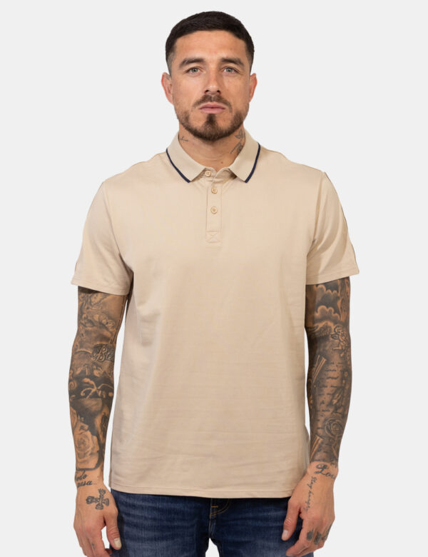 Polo Guess Beige - Polo in total beige con patch logo brand in tinta sulla manica. La vestiibilità è morbida e pratica grazi